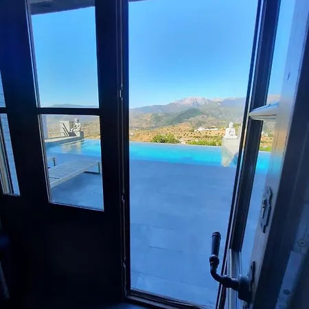 Pensión Casa Eden - Mountain View, Infinity Pool